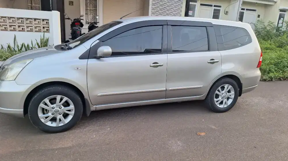Grand Livina 1.5 XV MT th 2012