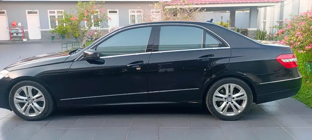 Mercedes-Benz E300 2011 Bensin