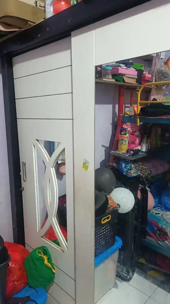 Lemari baju kaca