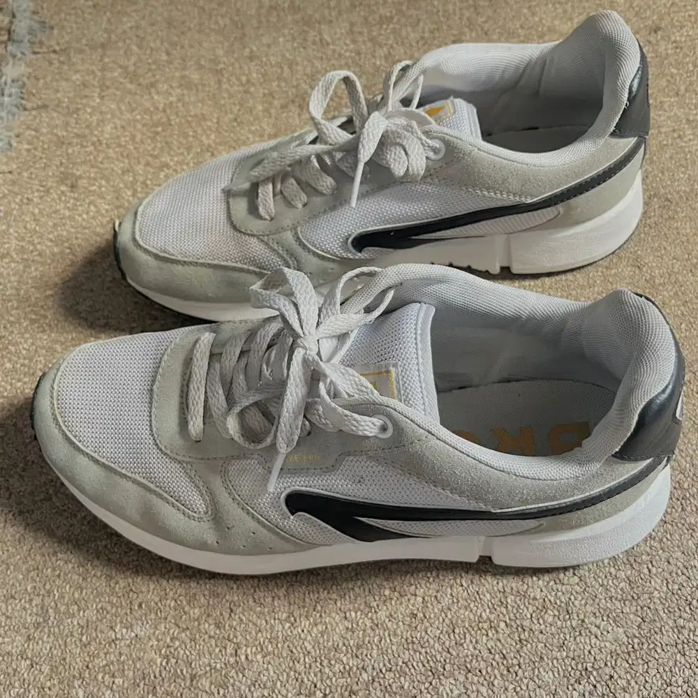 Sepatu Sneakers Pria