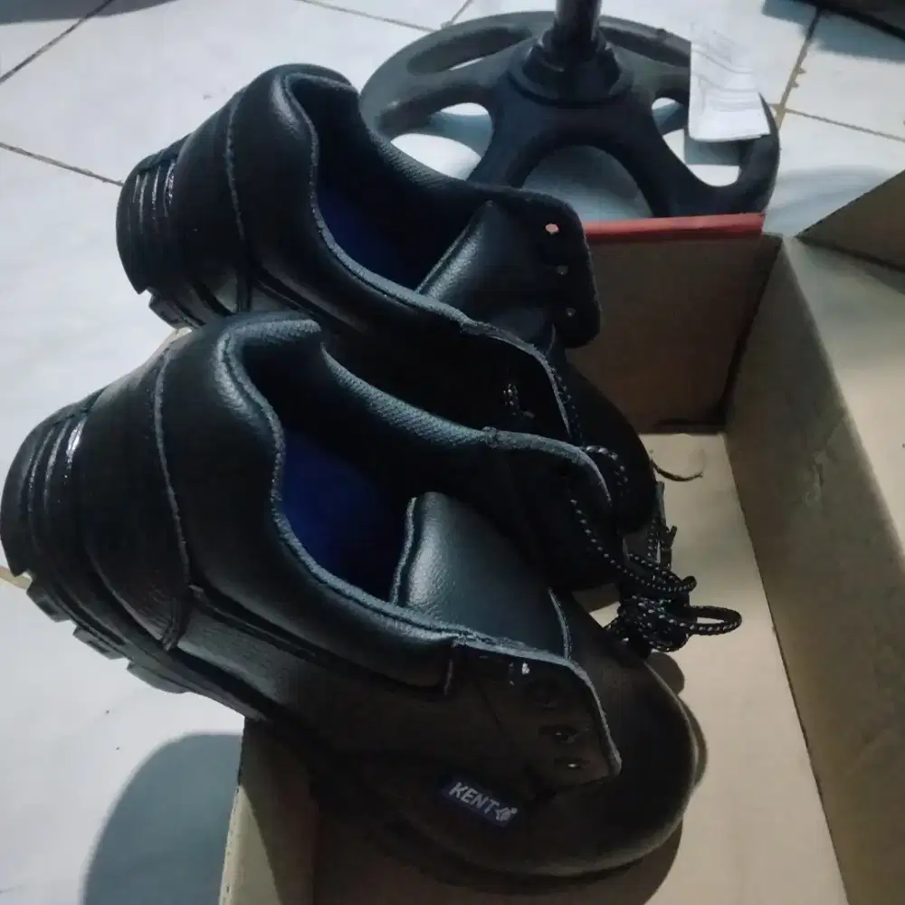 Sepatu safety kent