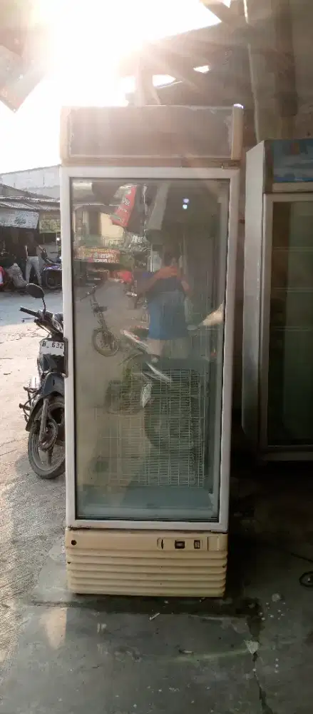 Freezer standing display