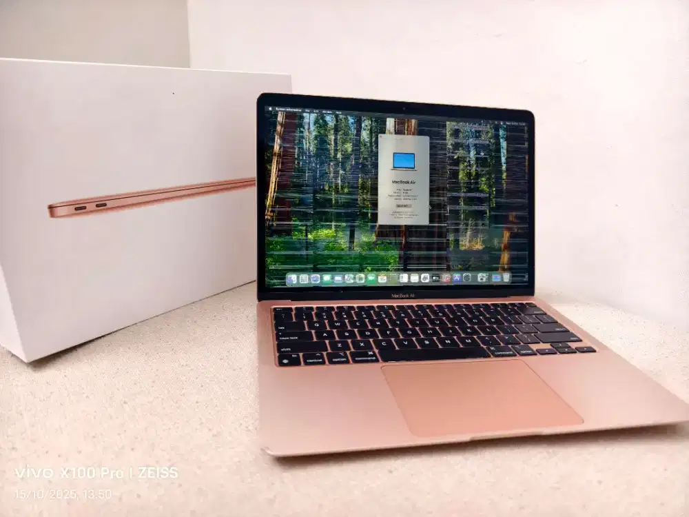 Macbook Air M1 8/256GB ibox minus layar kelengkapan unit dan dosbook