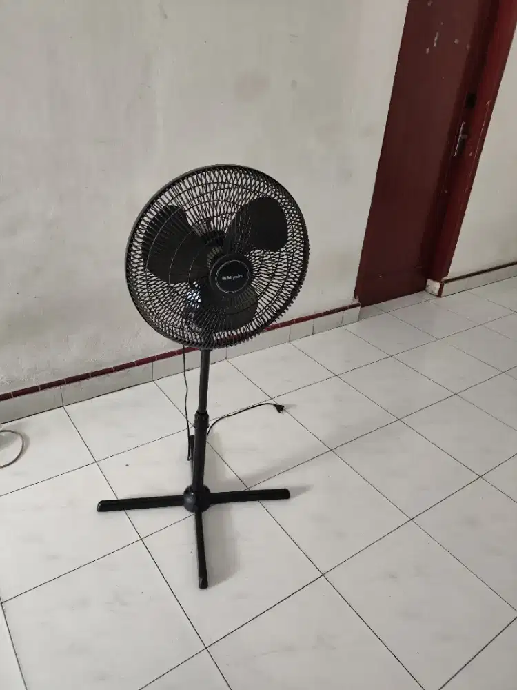 Kipas angin berdiri Miyako Hitam Second like New