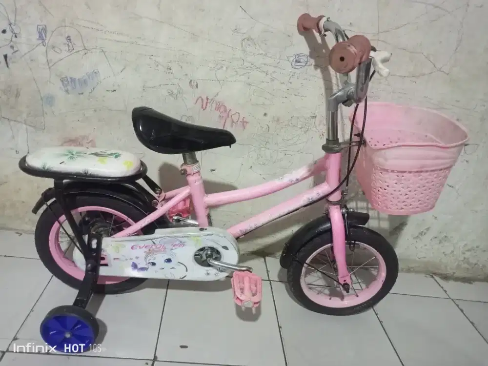 SEPEDA ANAK CEWEK UKURAN 12 PLUS RODA BANTU BONCENGAN KERANJANG