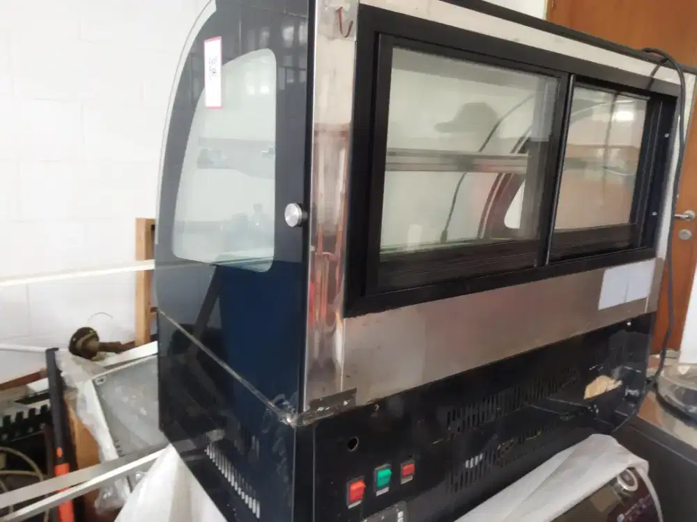 Chiller Showcase cake croissant Etalase pendingin kue croissant