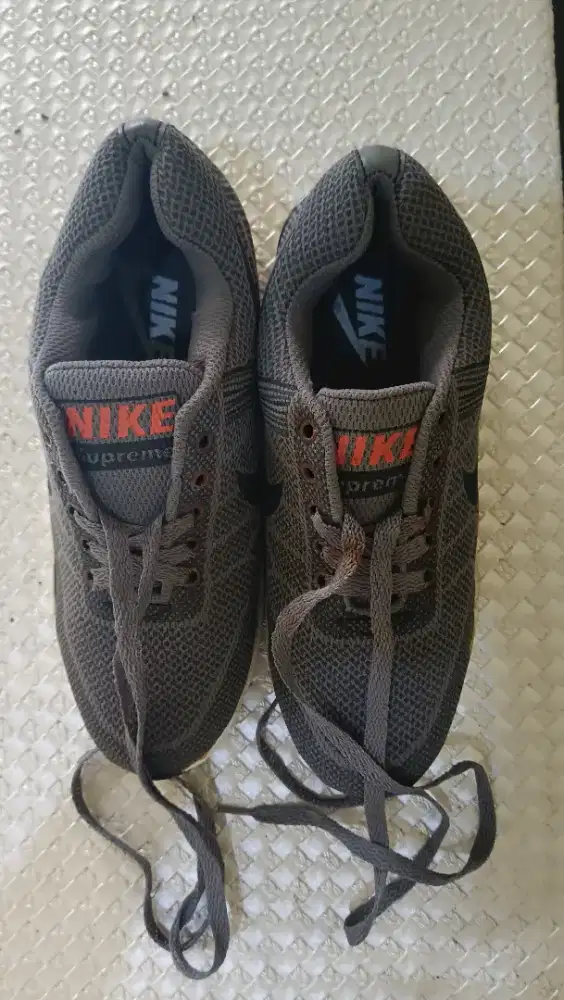 Sepatu Nike Supreme