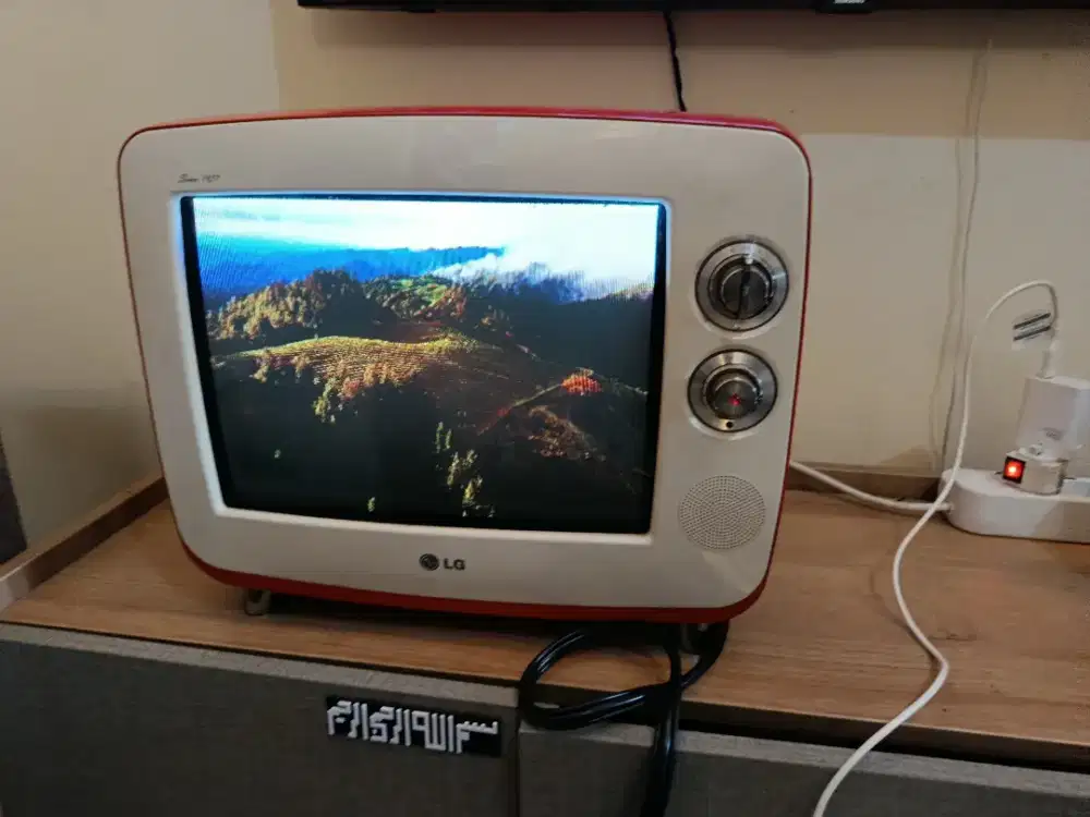 LG Retro Classic TV