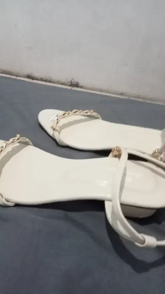 HEELS WANITA UK. 37