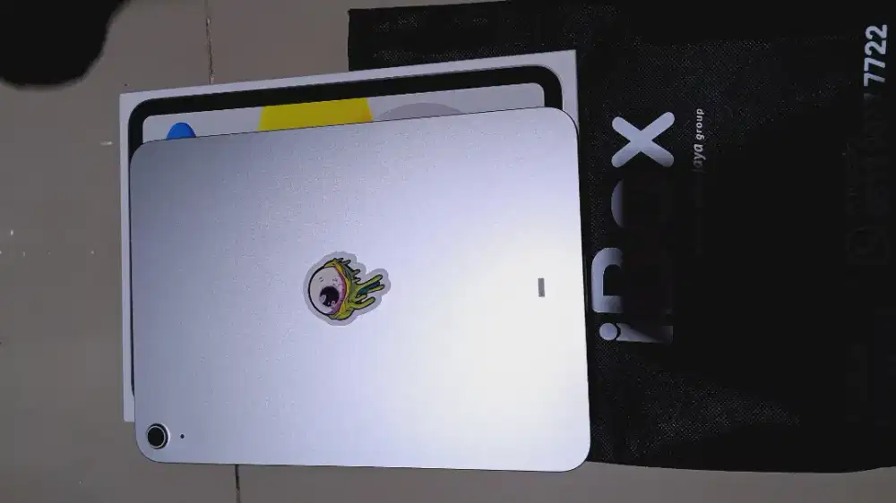 iPad 11 128gb silver wifi only iBox
