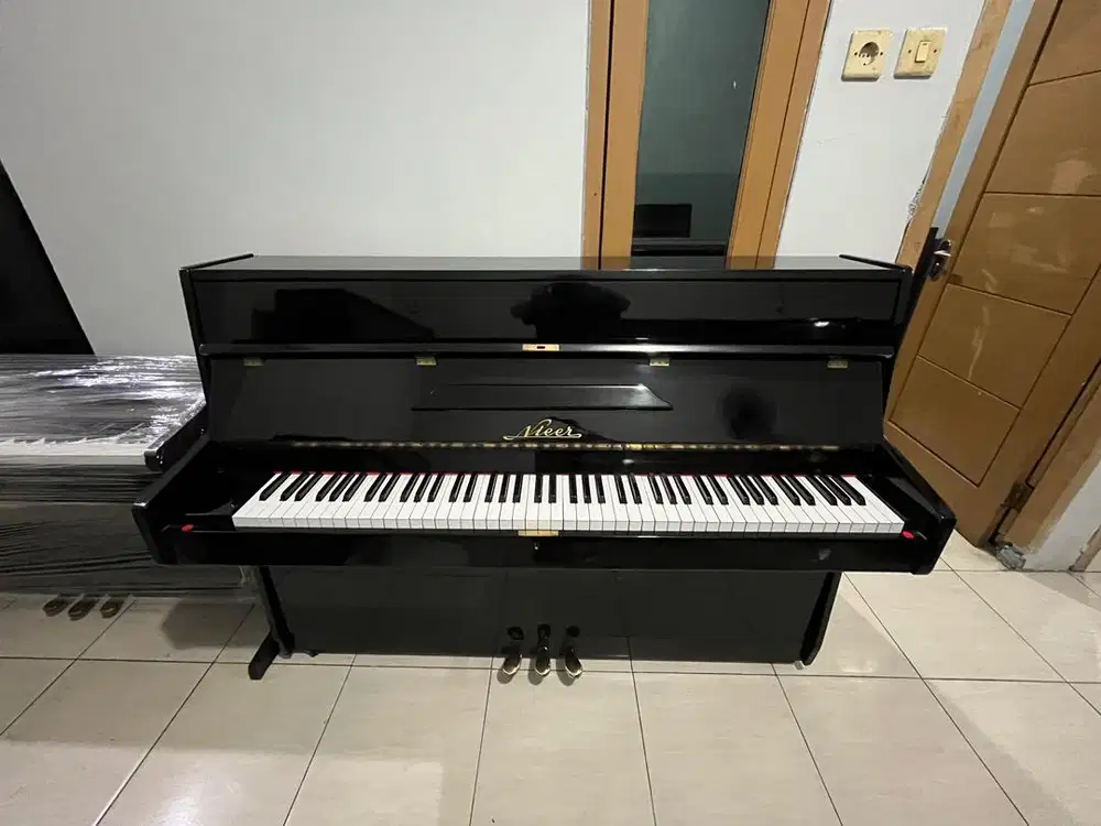 Piano Nieer Hitam