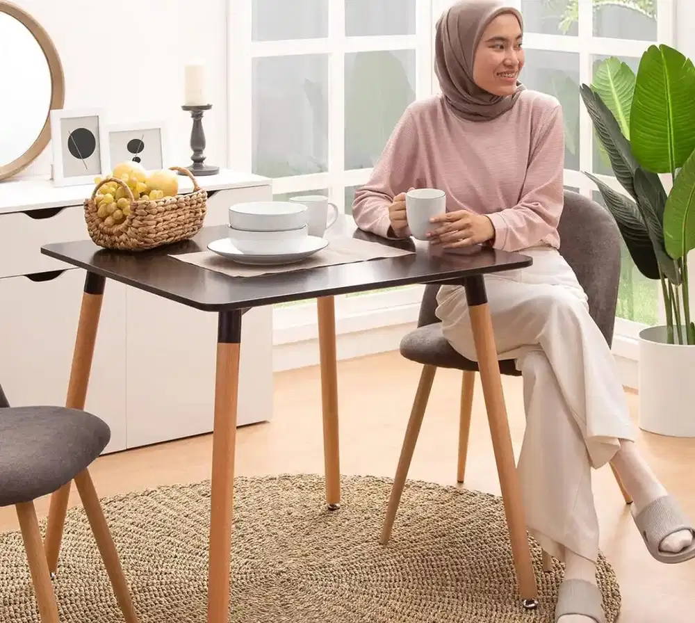 Meja makan dekoruma