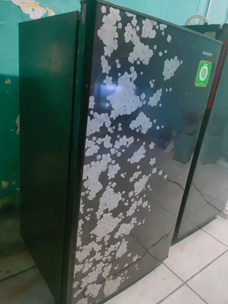 Di jual masih bagus dingin merk Sharp murah
