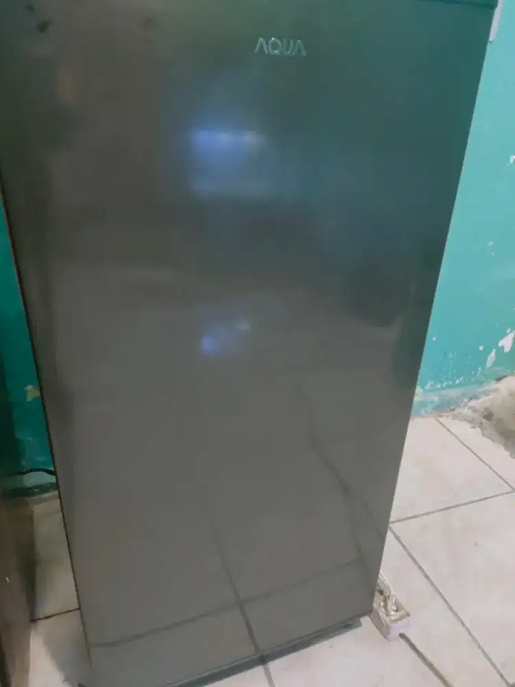 Di jual kulkas masih mulus body dan dingin normal  Aqua  1 pintu