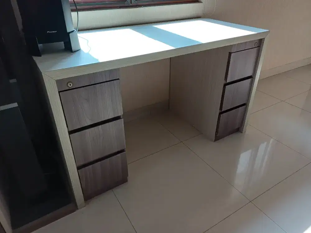 Meja Kerja / Meja Belajar 6 laci.. kondisi msh bagus
