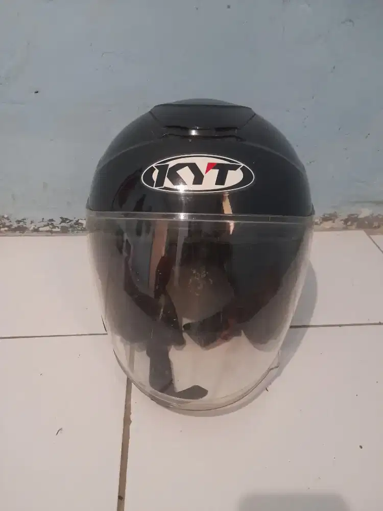 Helm KYT hitam XL