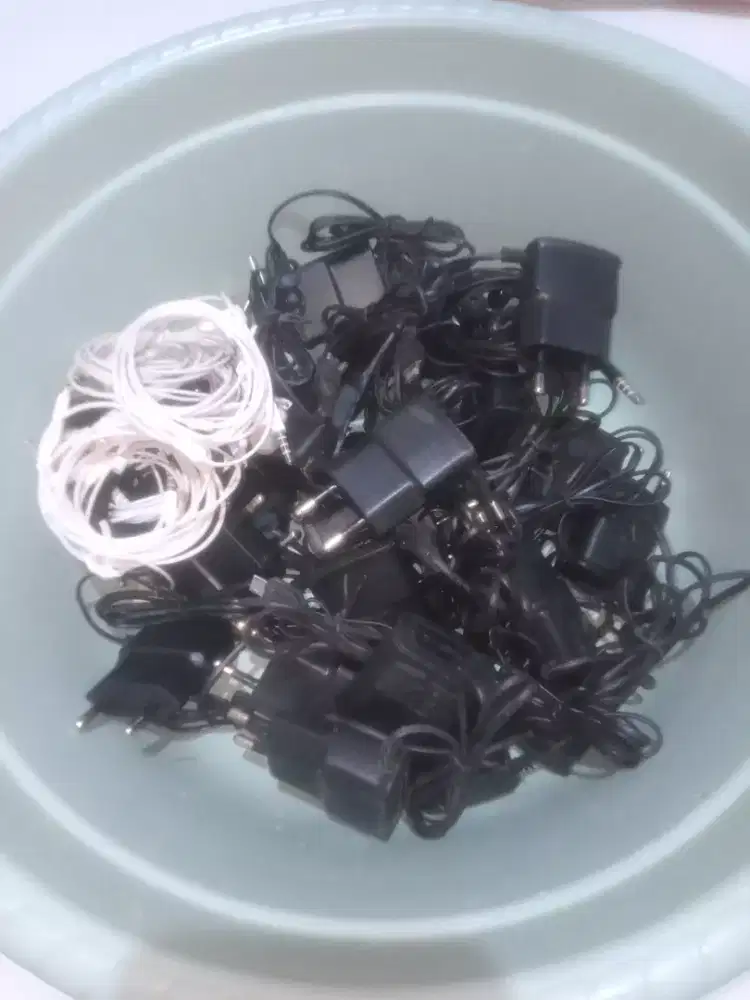 Charger dan Handfree serba 10 rbu