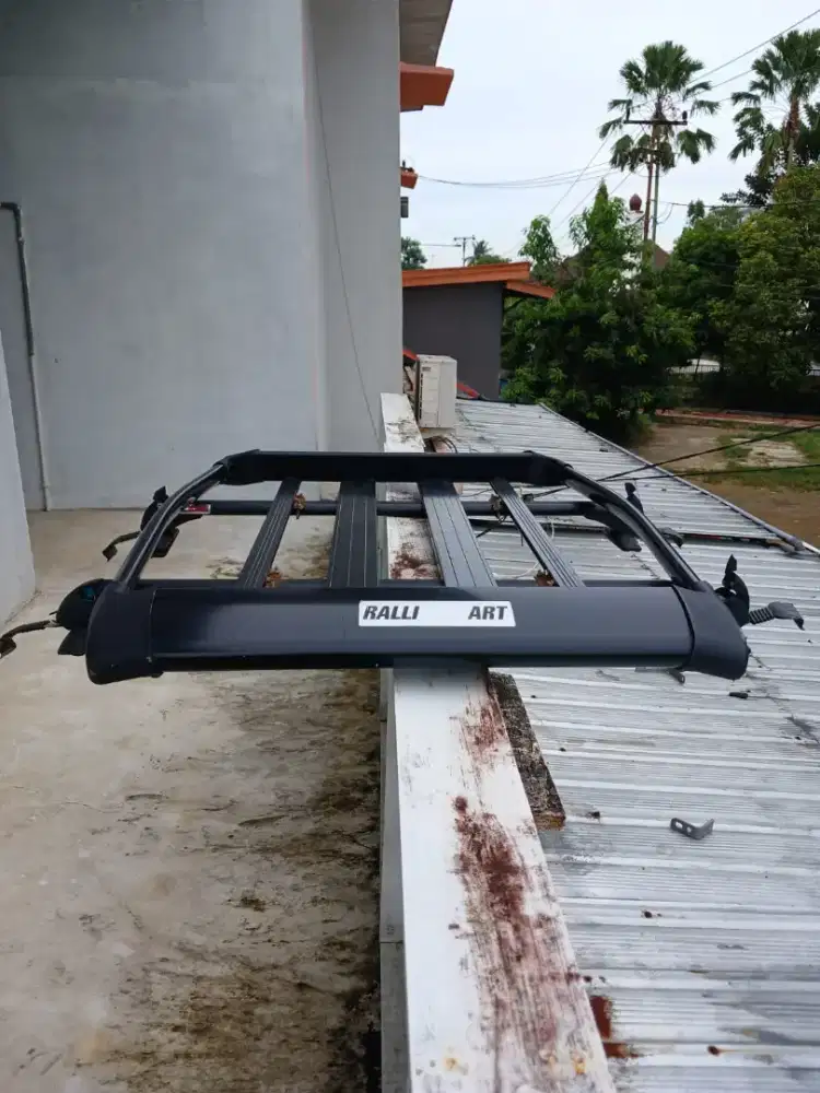 Roof Back Ayla like new