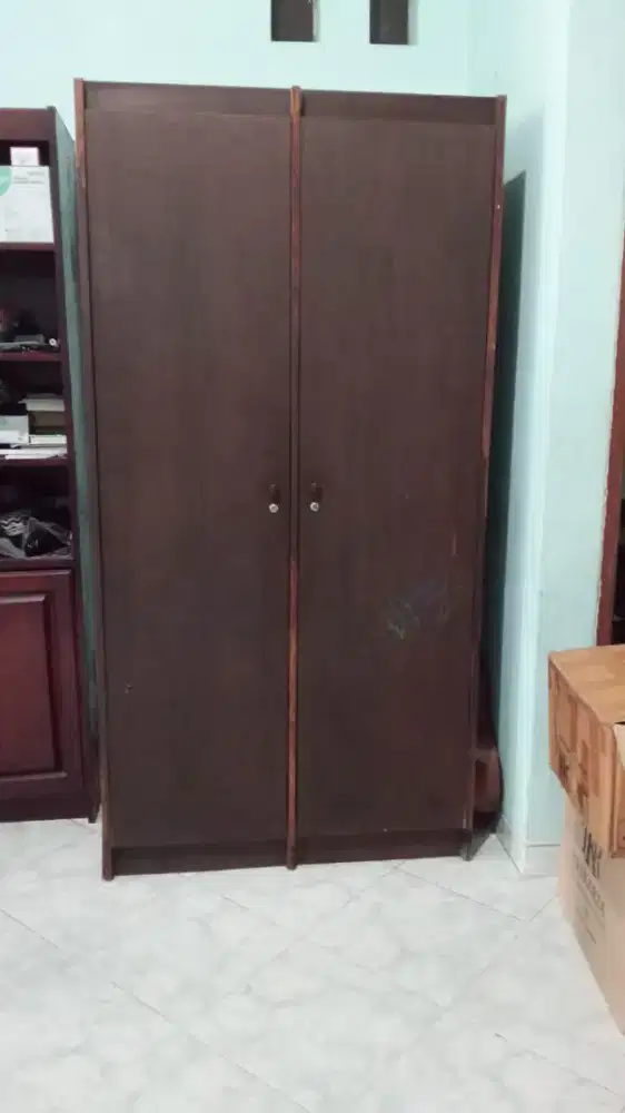 Lemari pakaian kayu