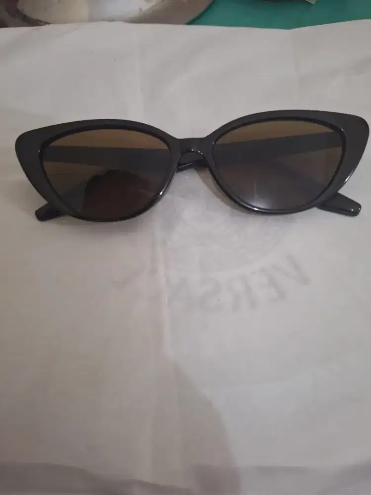 Kacamata cat eye 
Kacamata warna hitam 
Limited edition 
Barang terawa