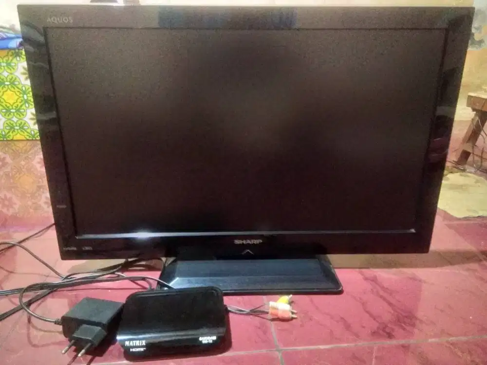 LCD TV SHARP AQUOS 24 INCHI CAKEP + SET UP  BOX tinggal nyalain aja.
