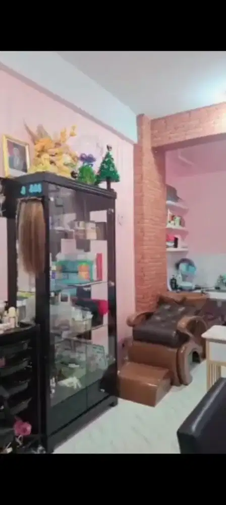 Karyawan salon wanita