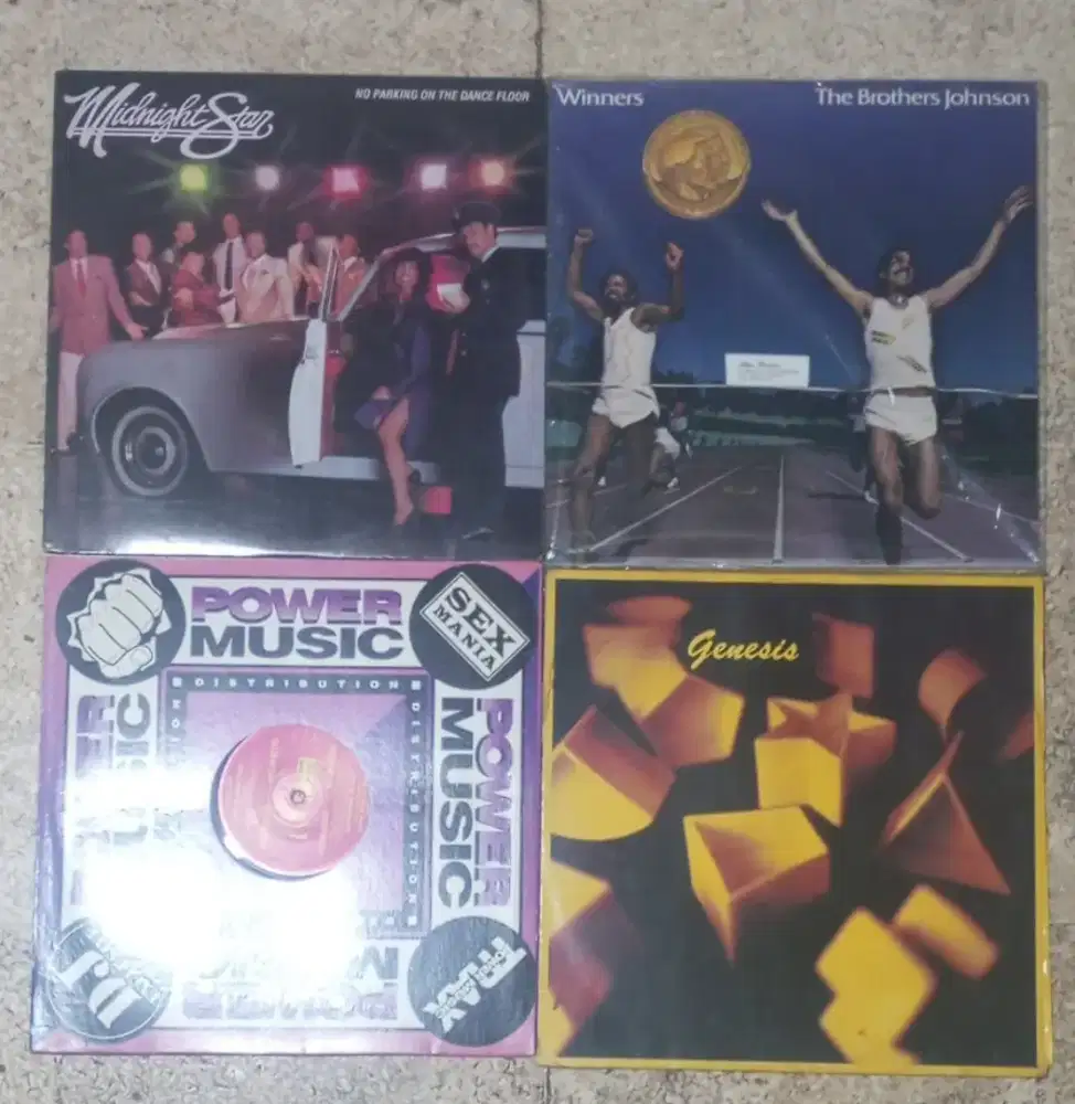 Kaset vinyl piringan hitam dan kaset pita