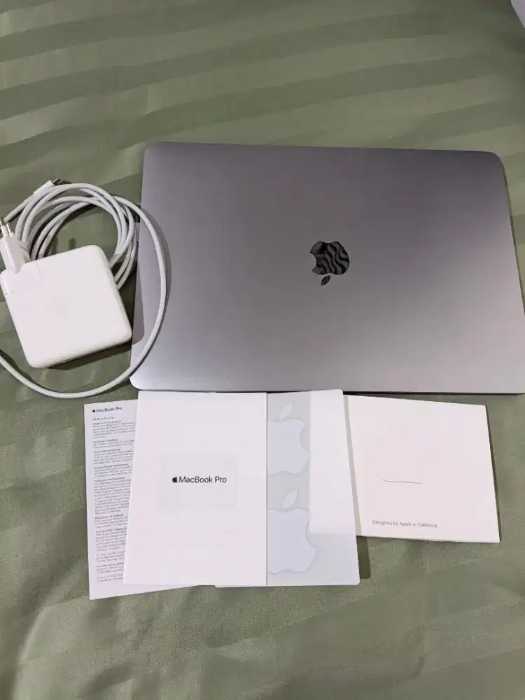 Macbook Pro M1 13 inch 2020 space grey touchbar mulus no minus
