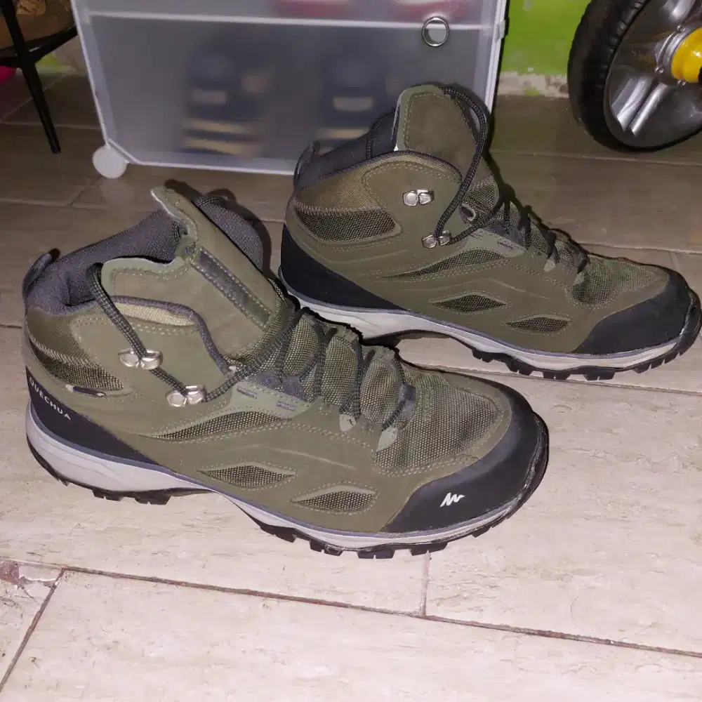 Sepatu gunung decathlon quechua MH100