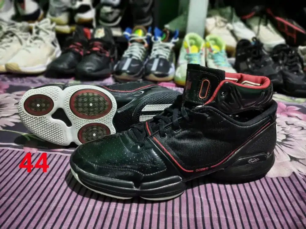 Sepatu basket Adidas