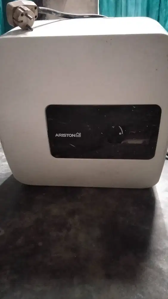 Mesin air panas ,ariston