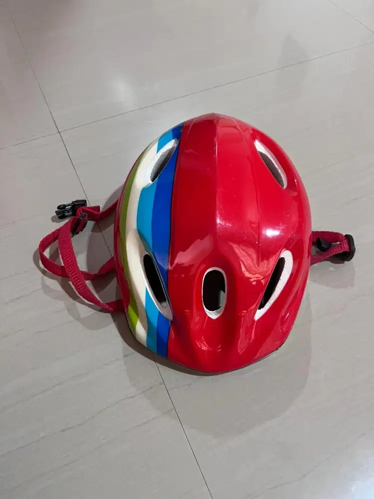 Helm keamanan anak