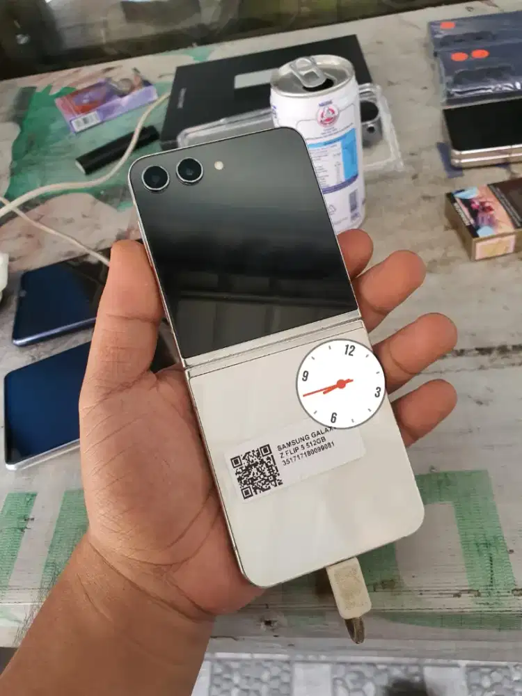 SAMSUNG GALAXY Z FLIP 5 SEIN 8/512 GB MINUS TOMPEL KECIL FUNGSI NORMAL