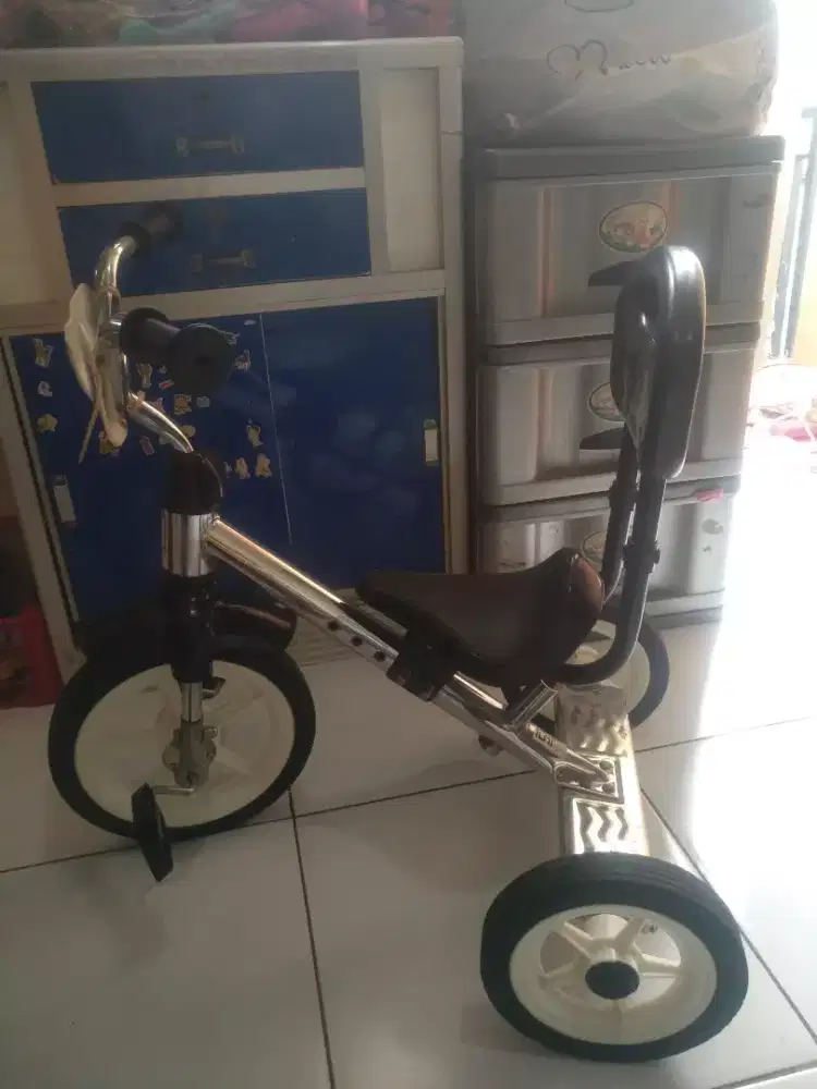 Sepeda anak roda tiga safari