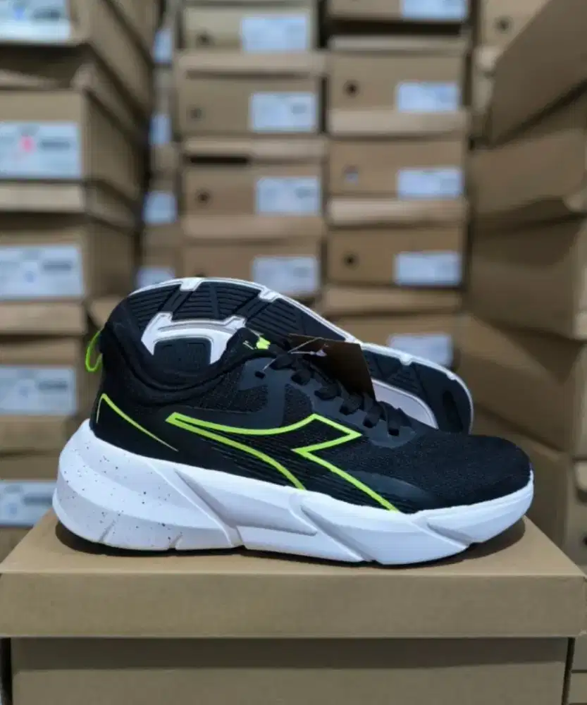 Sepatu hitam diadora run size 42 murah