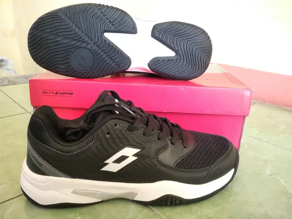 Sepatu tenis dan badminton size 41 murah