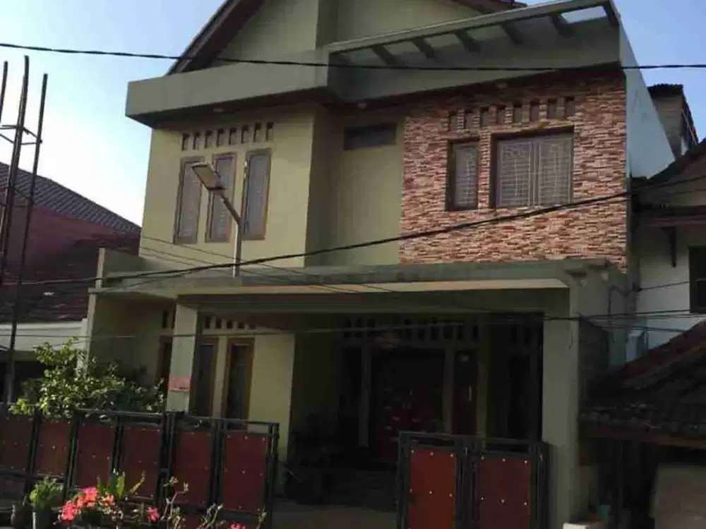 Rumah seken 2 lantai dalam perumahan di Bekasi Barat