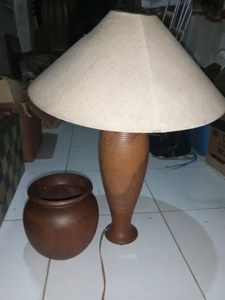 Antik lampu dan guci kayu 2brg Rp.200rb