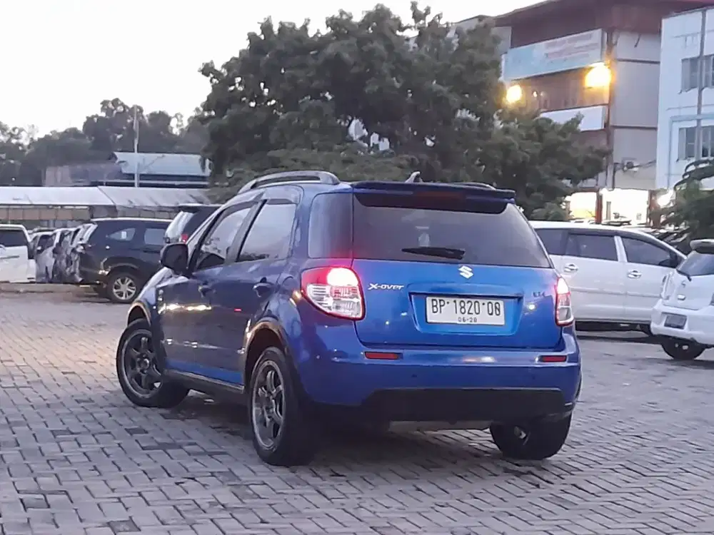 SUZUKI XOVER AUTOMETIC PAJAK HIDUP STNK BPKB LENGKAP TANGAN PERTAMA