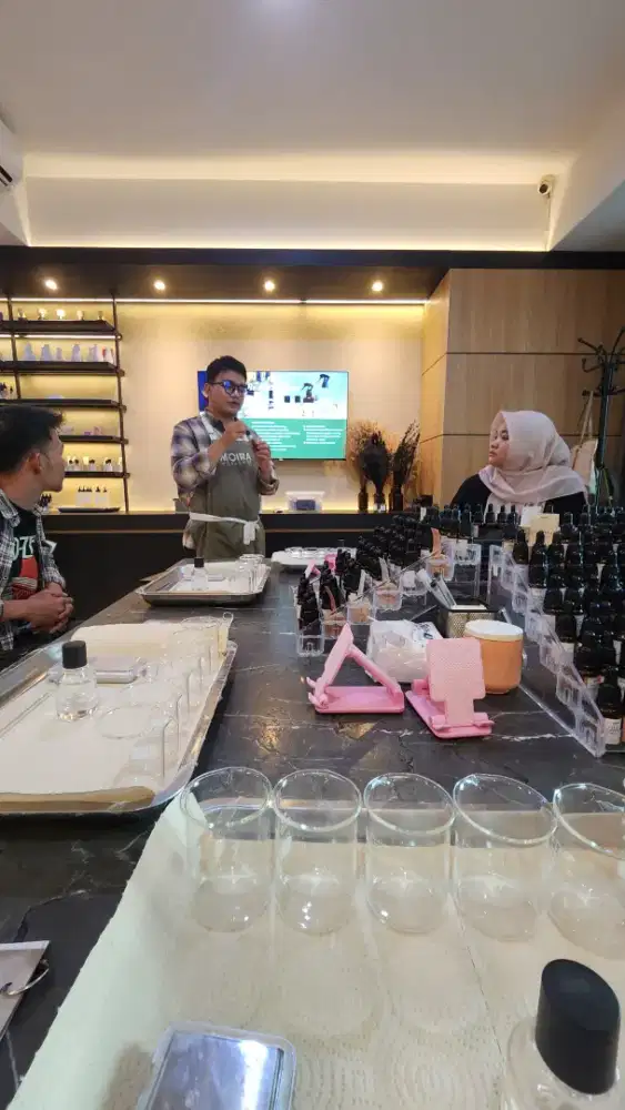 Crew Toko Parfum refil isi ulang