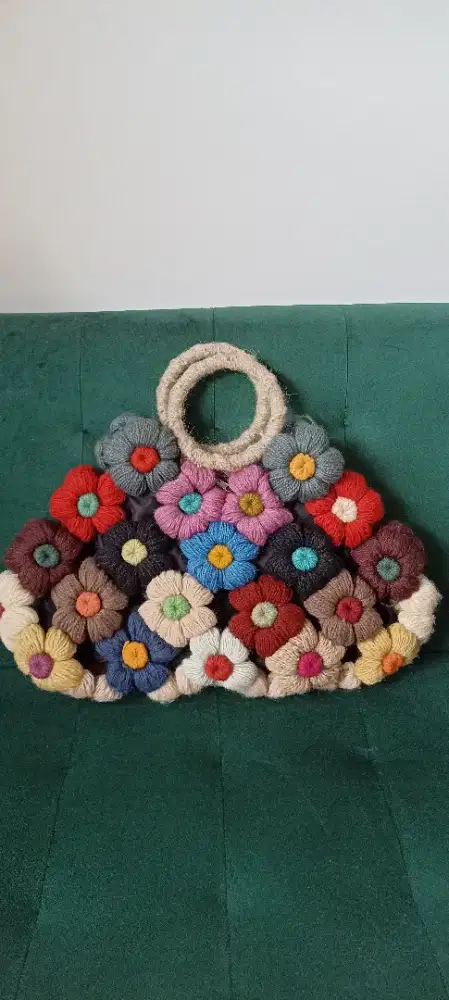 Tas rajut motip bunga