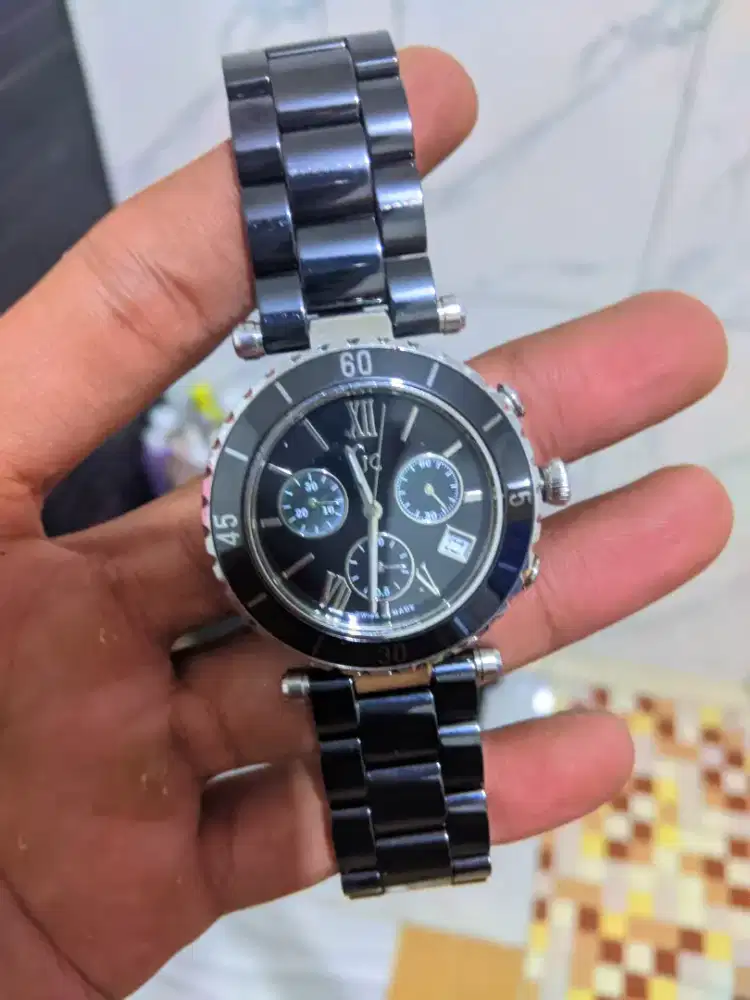 Jam tangan Guess Collection