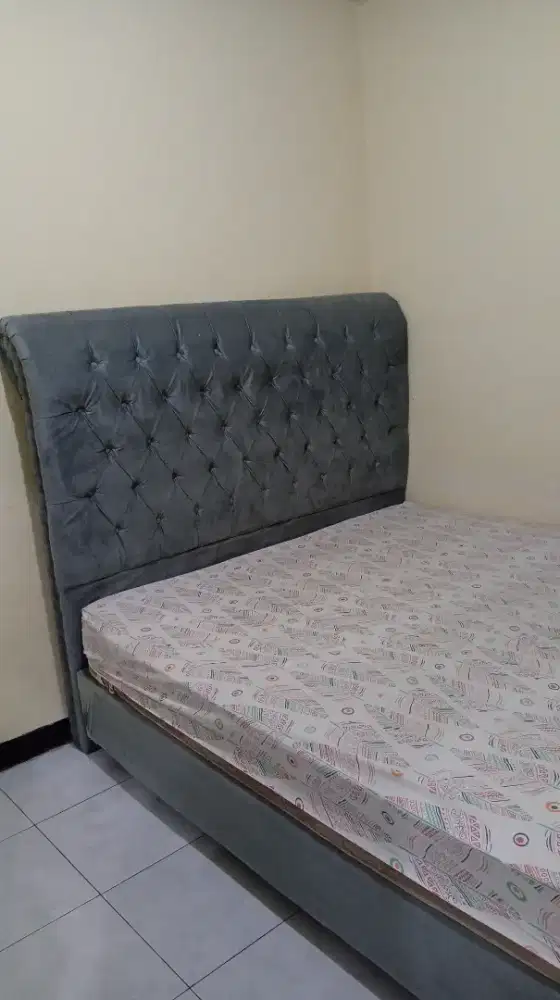 Divan size 160×200 bahan kokoh pemakaian 2 bulan