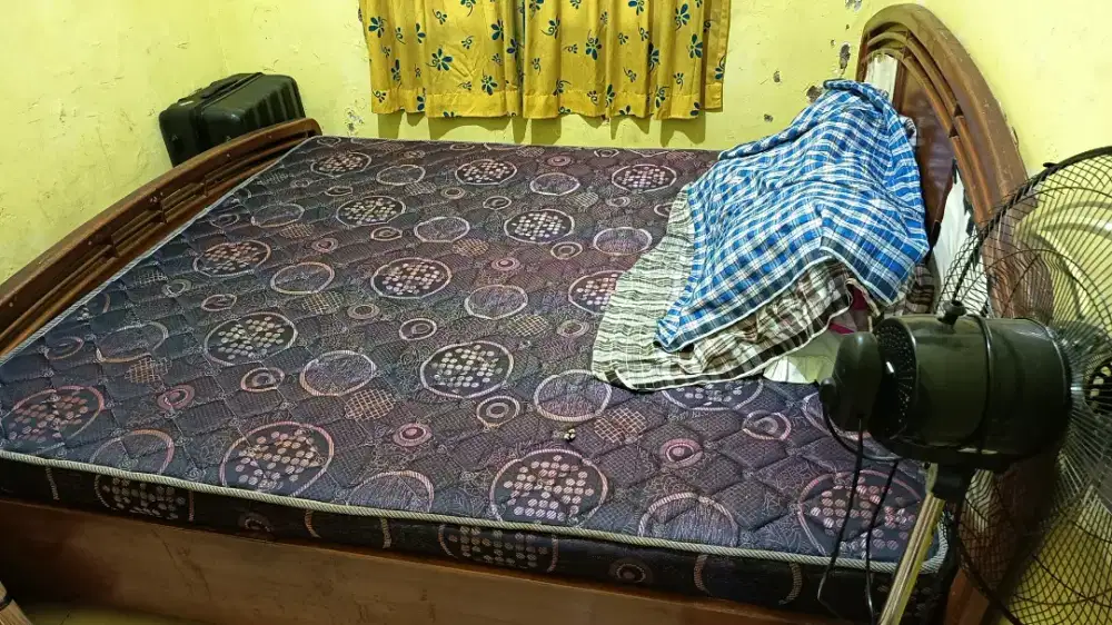 Dipan jati dan kasurnya