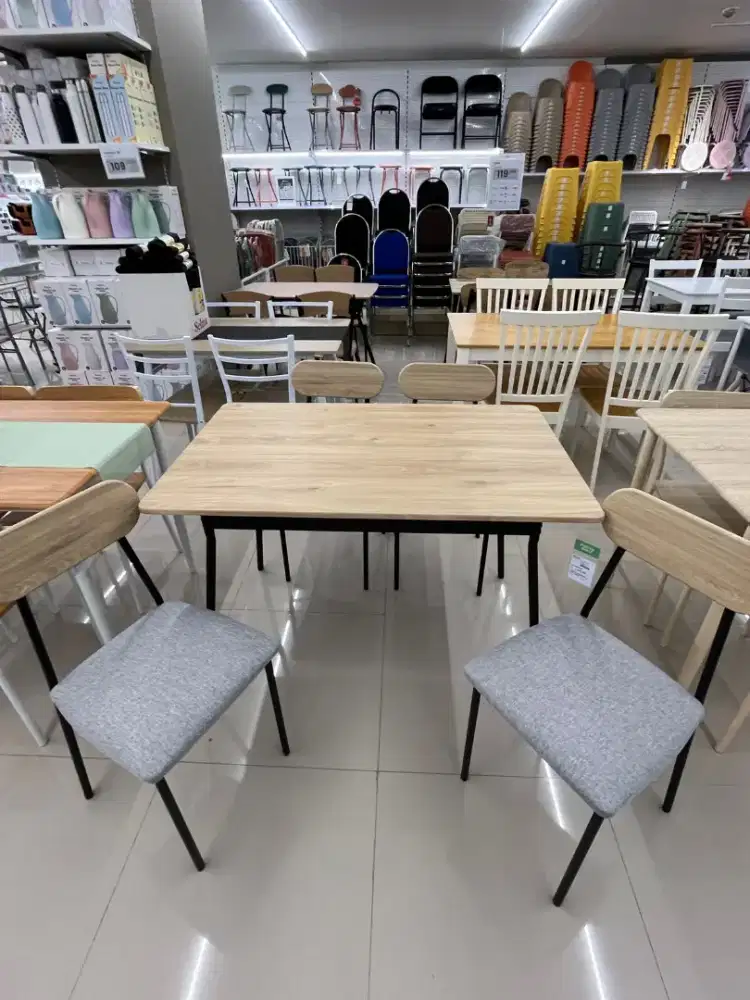 Meja Makan Liberty