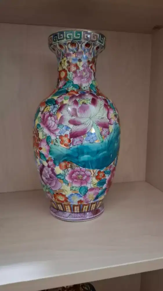 VINTAGE CHINESE VASE mid 20thCentury
COLORFUL FLORALDESIGNSCHINOISERIE