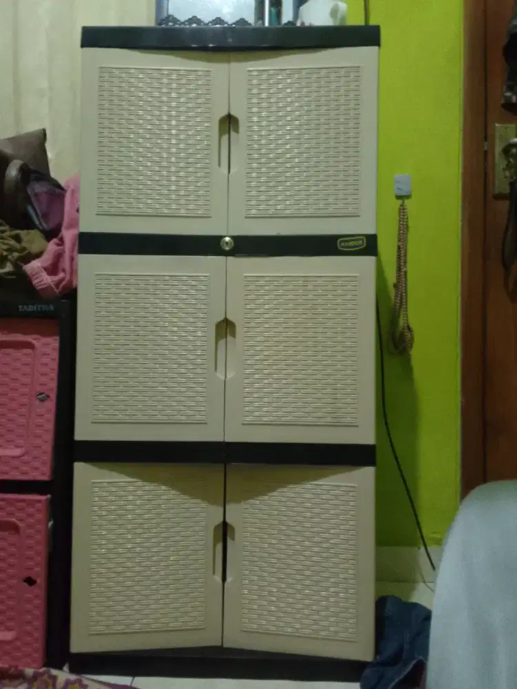 Lemari baju 3 pintu