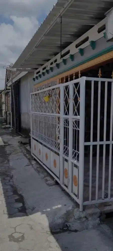 Disewakan rumah lokasi strategis