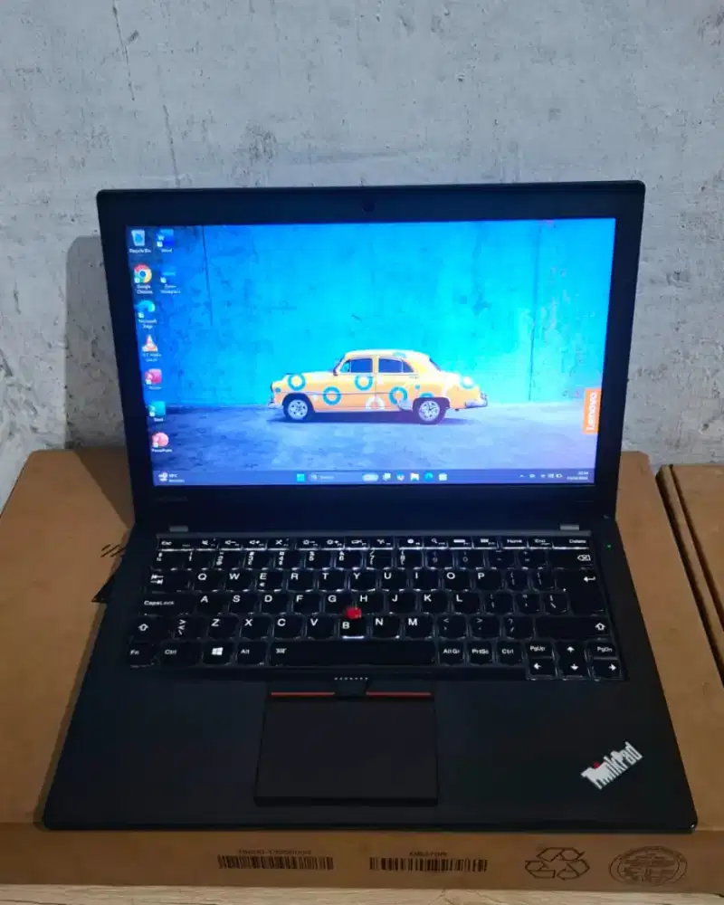 Lenovo ThinkPad X260 
Core i7 gen 6 Ram 8 SSD 512