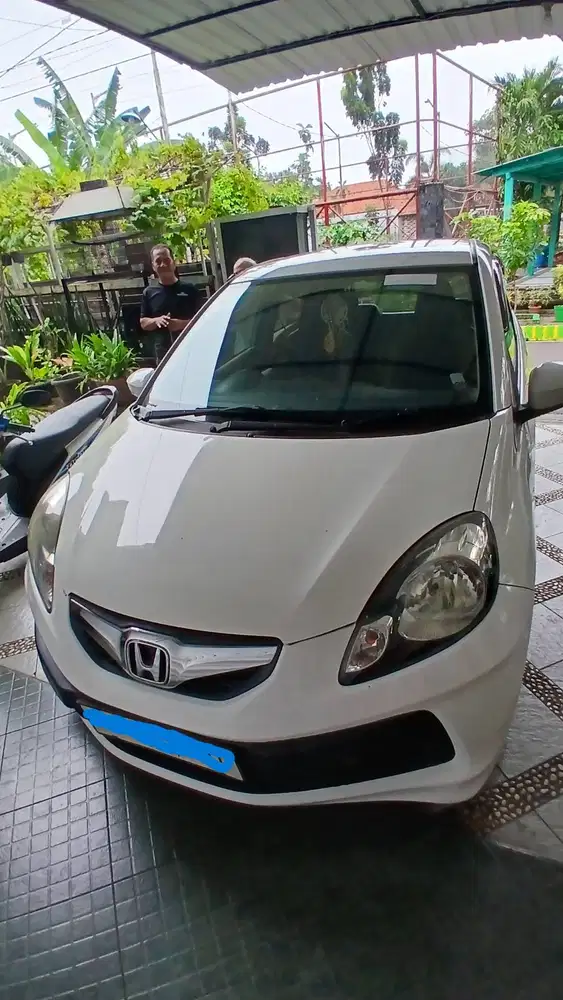 Jual Cepat - Honda Brio legend Tipe E 2012 Putih Matic